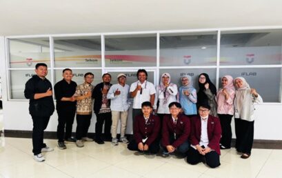 Pemanfaatan Teknologi untuk Peningkatan Kualitas Informasi Sekolah: Pelatihan Pengelolaan Konten Website di SD Negeri 012 Babakan Ciparay