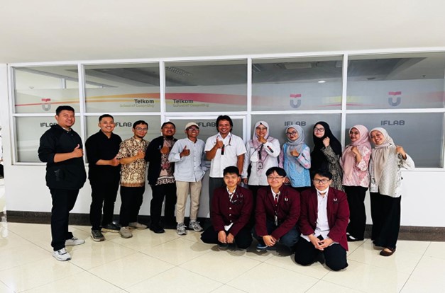 Pemanfaatan Teknologi untuk Peningkatan Kualitas Informasi Sekolah: Pelatihan Pengelolaan Konten Website di SD Negeri 012 Babakan Ciparay